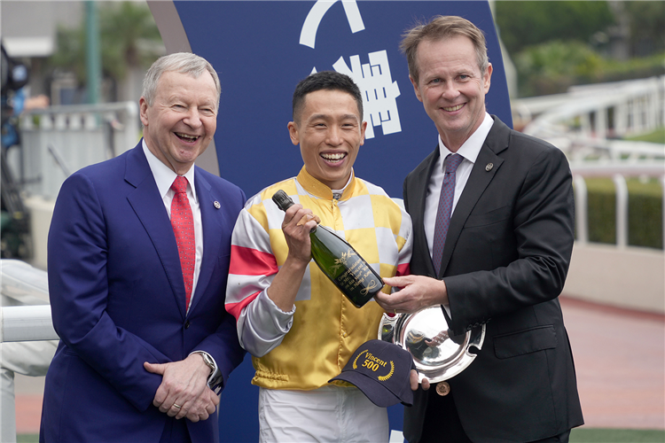 Vincent Ho is presented with commemorative trophies by The Hong Kong Jockey Club’s Chief Executive Officer Mr Winfried Engelbrecht-Bresges and Club Executive Director, Racing, Mr Andrew Harding.