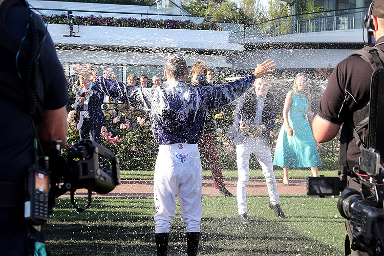 达米恩·奥利弗在弗莱明顿赛马场的告别仪式