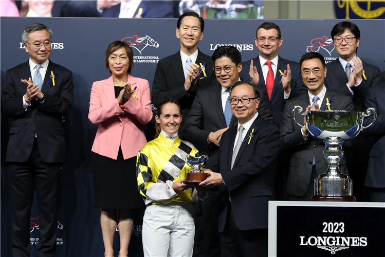 The Hon Martin Liao (right), Deputy Chairman of the HKJC, presents a silver bowl and cheque for HK$150,000 to Rachel King, third in the LONGINES International Jockeys’ Championship.