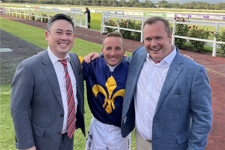 Jason Tan (left) pictured with Damien Oliver and Clint Hutchison following Munhamek’s win in the Gr.3 Gold Rush (1400m).
