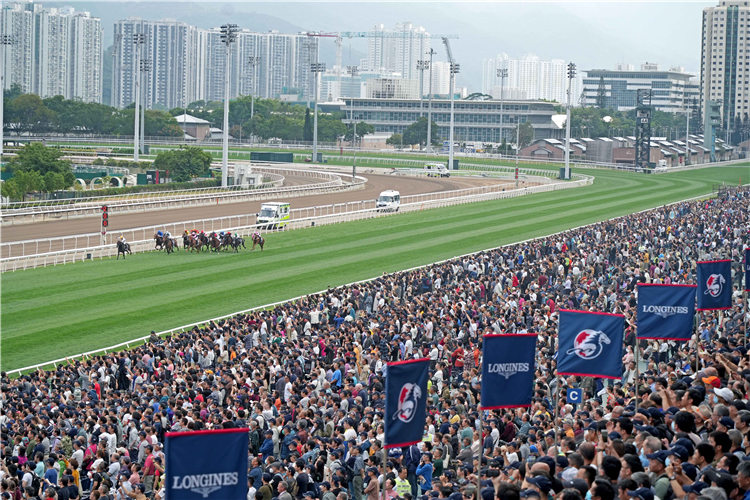 A huge number of fans flocked to Sha Tin Racecourse for LONGINES Hong Kong International Races Day.
