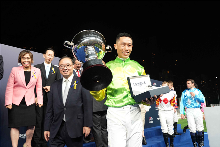 Vincent Ho, winner of the LONGINES International Jockeys’ Championship at the presentation ceremony.