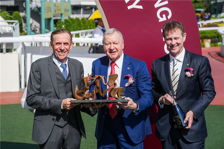 John Size celebrates his 1,500th Hong Kong win with HKJC Chief Executive Officer Mr Winfried Engelbrecht-Bresges and Executive Director, Racing, Mr Andrew Harding.