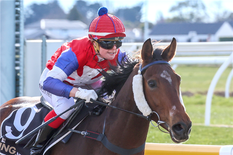 FLOAT winning the NAUTICAL INSURANCE GRAND NATIONAL AMATEUR CHAMPIONSHIP