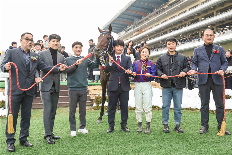 GLOBAL HIT after winning the Class Open Weight for Age