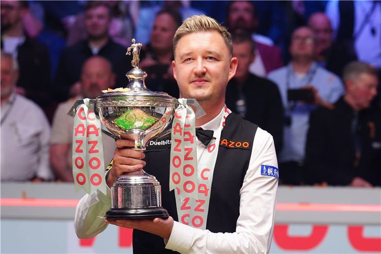 Kyren Wilson celebrates winning the 2024 World Snooker Championship