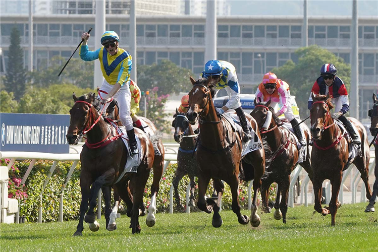 MASSIVE SOVEREIGN winning the Hong Kong Derby.