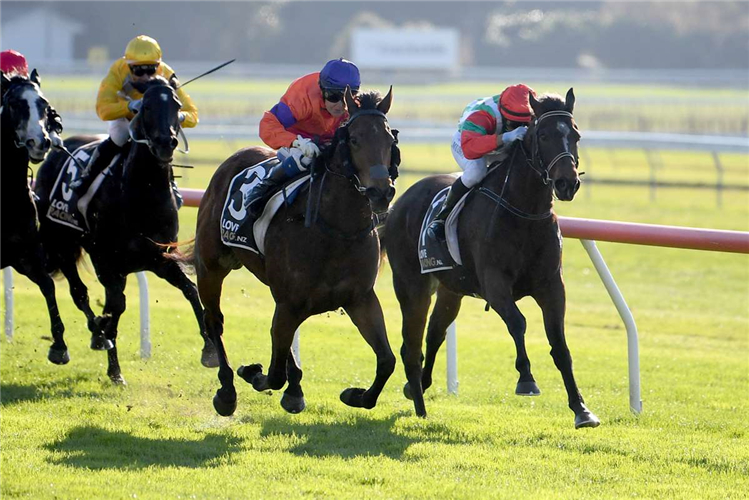 Spencer (centre) on his way to winning at Otaki on Saturday.