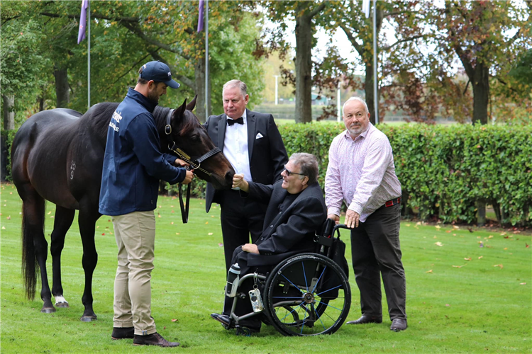 Grant Sharman, Deputy Chair of The CatWalk Trust with Rich Hill’s champion sire Proisir and Managing Director John Thompson.