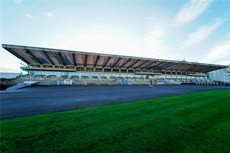 Racecourse: Sandown Park.