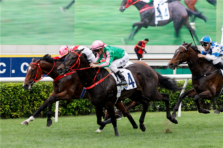 BUNDLE AWARD winning the THE QUEEN MOTHER MEMORIAL CUP (HANDICAP)