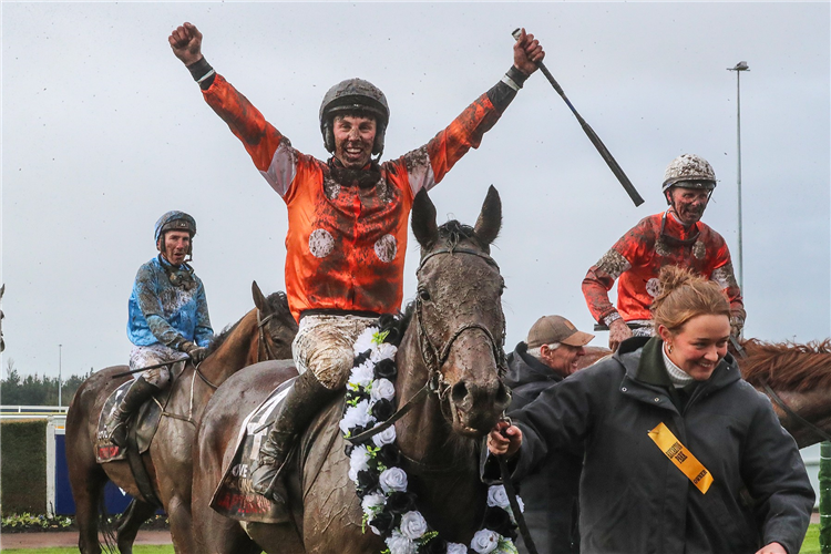 CAPTAINS RUN winning the RACECOURSE HOTEL & MOTOR LODGE 150TH GRAND NATIONAL STEEPLECHASE