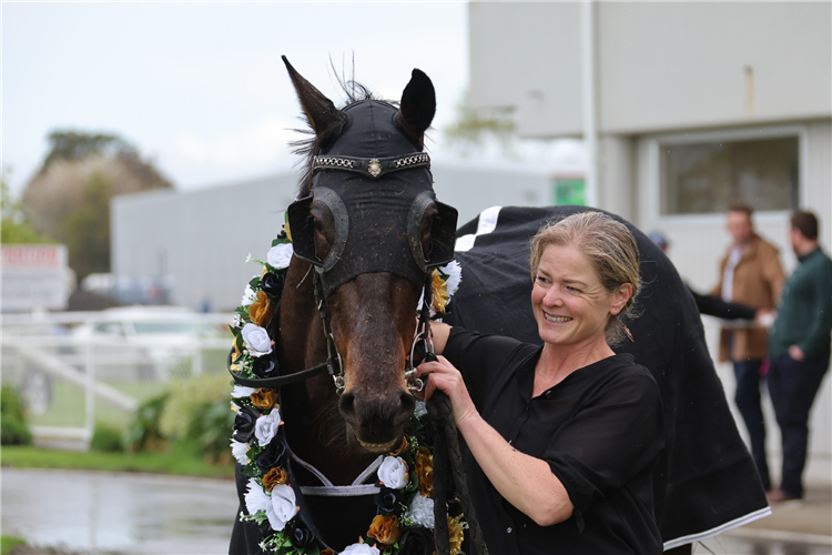 HI YO SASS BOMB winning the GRANGEWILLIAM STUD BREEDERS STAKES