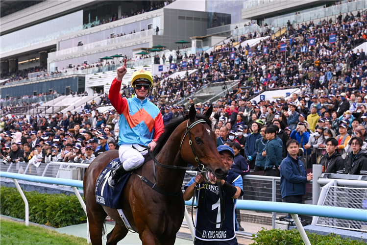 Zac Purton wins his 15th race on Ka Ying Rising