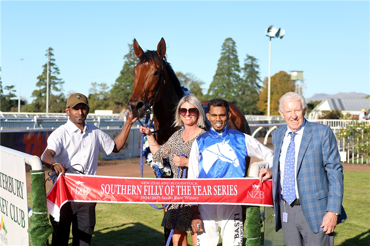LOOSE SALLY winning the NEW ZEALAND BLOODSTOCK WARSTEP STAKES