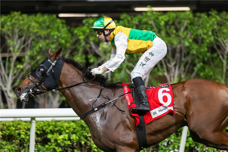 STORMING DRAGON winning the WAN CHAI HANDICAP