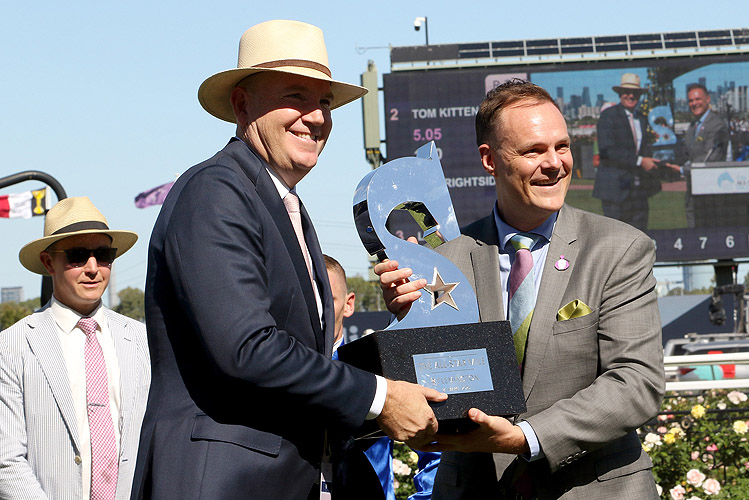 高多芬马团的安迪·马基夫（Andy Makiv）接受全明星英里赛冠军奖杯