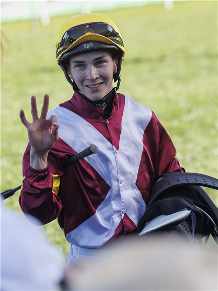 Jockey : ZAC LLOYD.