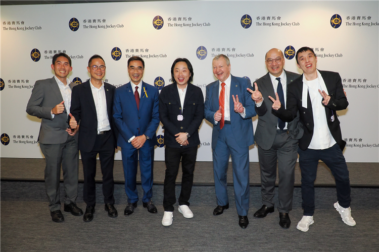 Jimmy O. Yang shared a lighthearted moment with Club Chairman Michael Lee, CEO Winfried Engelbrecht-Bresges and senior management, posing for a group photo during his visit to Happy Valley Racecourse.