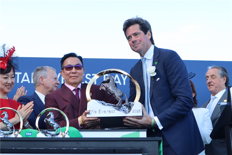 Mr Leung Shek Kong accepts The Everest trophy.