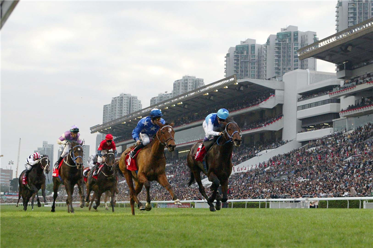 Christophe Lemaire wins the 2006 Hong Kong Cup with Pride (inside)