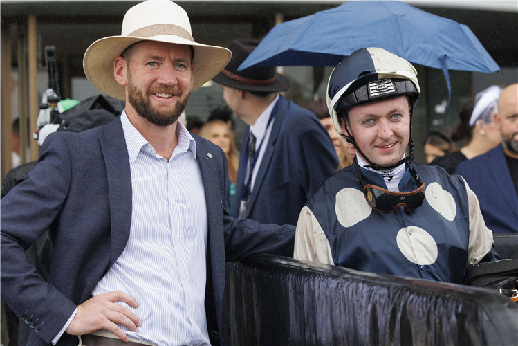 练马师席亚伦·马赫与骑师亚当·法拉格