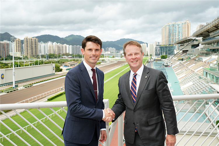 James Cummings (left) is formally welcomed by Executive Director, Racing, The Hong Kong Jockey Club, Mr Andrew Harding at a press briefing.