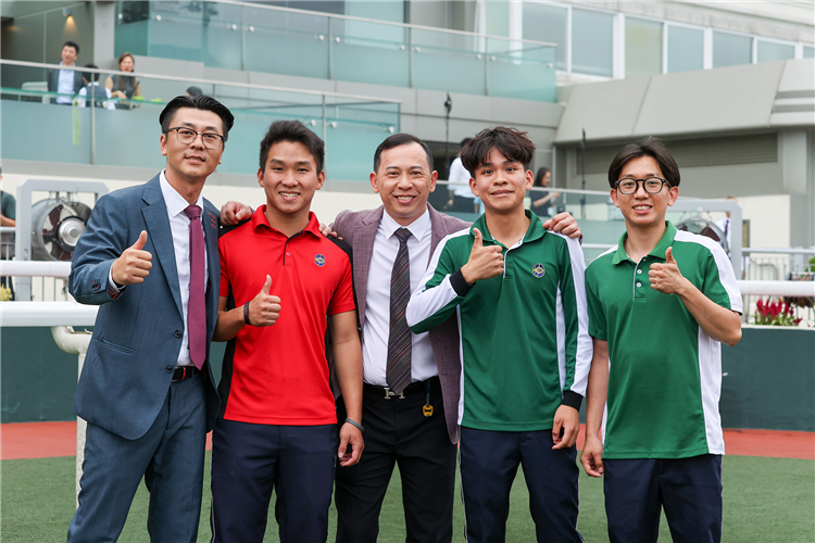 Cody Mo (middle) jubilates with his team at Sha Tin.