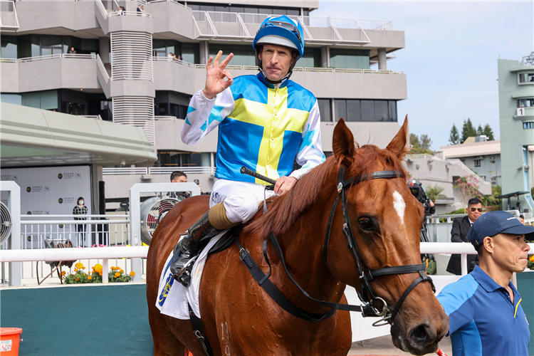 PATCH OF THETA winning the MIRS BAY HANDICAP