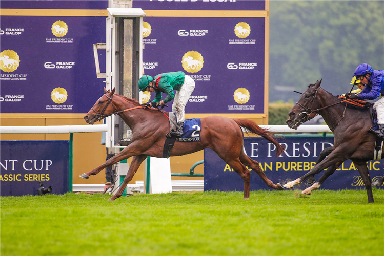 RAYIF winning the EMIRATES POULE D'ESSAI DES POULAINS