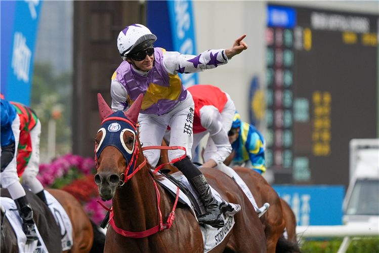 STORMY GROVE winning the THE HONG KONG CLASSIC CUP