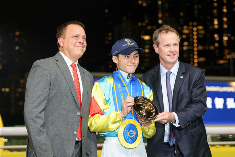 Ellis Wong receives a silver-gilt dish from Mr Andrew Harding, Executive Director, Racing, The Hong Kong Jockey Club.