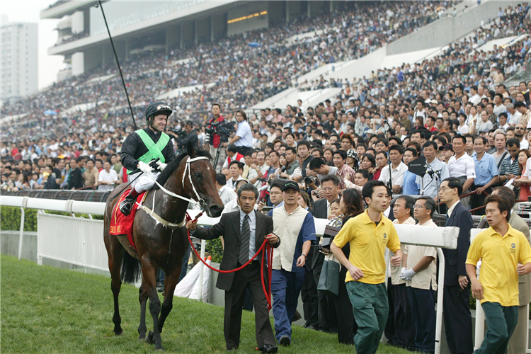 Tony Cruz with Silent Witness, whose extraordinary winning streak between 2002 and 2005 saw him become known as the ‘Spirit of Hong Kong’ during a tough period for the city.