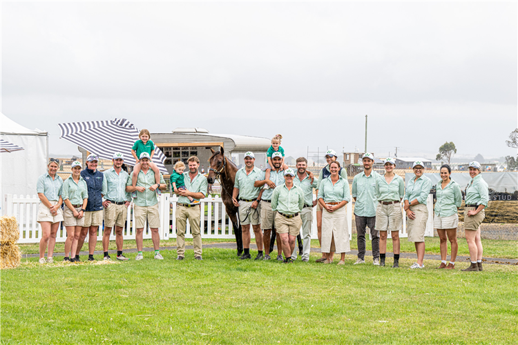 破纪录的「吕宋火山」之女与其卖方团队的合影