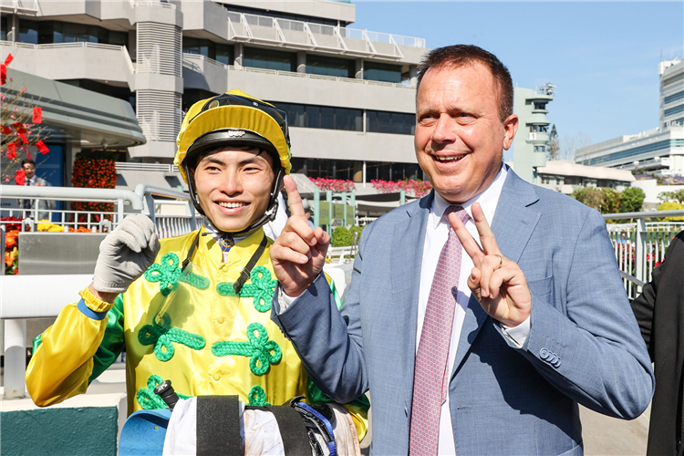 Caspar Fownes (right) celebrates after Sky Vino delivers his 1,200th Hong Kong winner at Sha Tin.