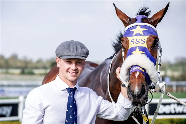 Trainer : DEAN SMITH