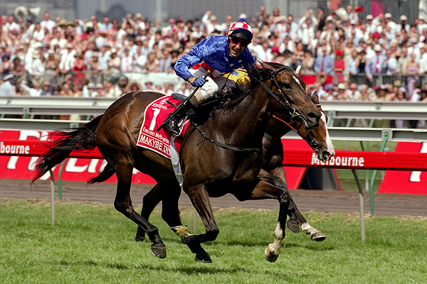 'Hail the Queen'. Makybe Diva and Glen Boss win an historic 3rd consecutive Melbourne Cup.
