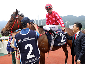 Teetan and trainer Frankie Lor celebrate their maiden success at the HKIR.