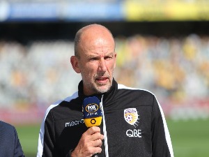 Glory coach KENNY LOWE during the A-League match between the Central Coast Mariners and Perth Glory at Central Coast Stadium in Gosford, Australia.