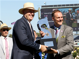 高多芬马团的安迪&middot;马基夫（Andy Makiv）接受全明星英里赛冠军奖杯