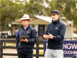 路易斯&middot;雷梅塔耶（左边）在精选拍卖第二日买下赛驹