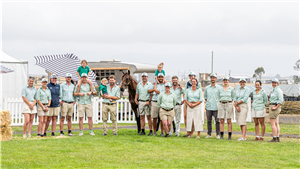 破纪录的「吕宋火山」之女与其卖方团队的合影