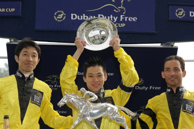 蔡明紹與世界騎師隊的其餘兩位代表武豊（左）及郭爾達（右）於2012年捧走識價盃。