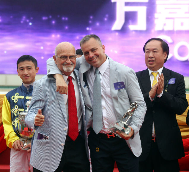 方嘉柏與父親方祿麟慶祝贏得冠軍練馬師的榮譽。
