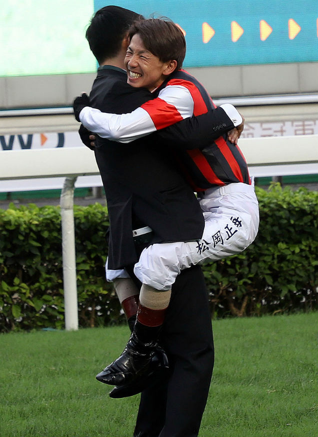 勝出女皇盃後騎師松岡正海與練馬師畠山吉宏相抱慶祝。