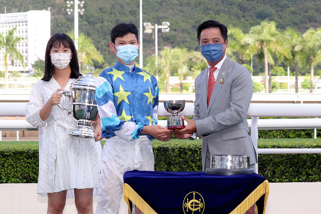 周俊樂接過獎項。