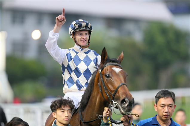 潘頓目前在香港騎師榜上以112場頭馬遙遙領先