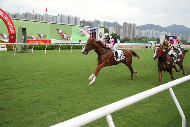 「美麗第一」在巴度約束下過終點