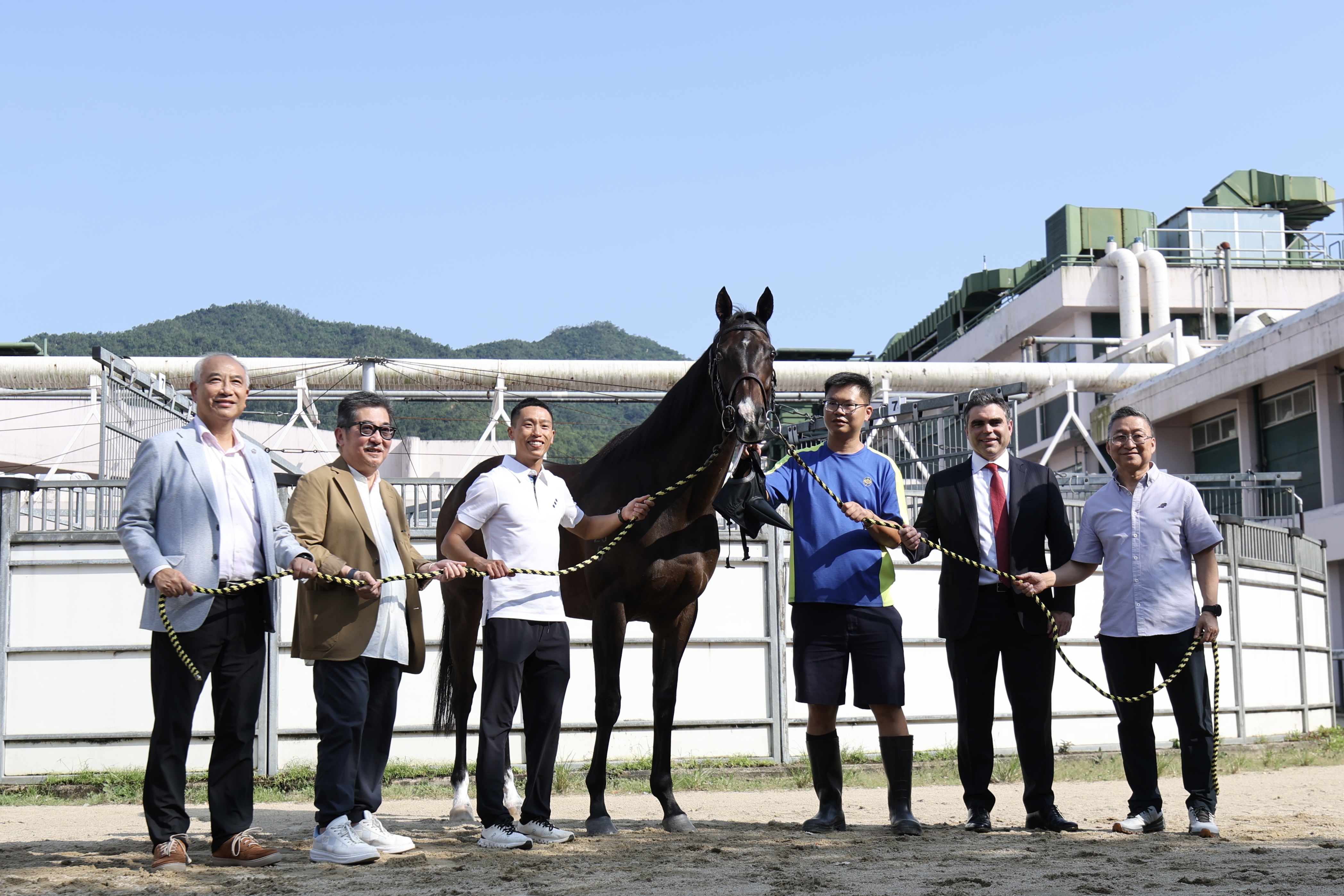 馬主陳家樑、練馬師呂健威及騎師何澤堯一同出席「金鎗六十」的宣佈退役儀式。