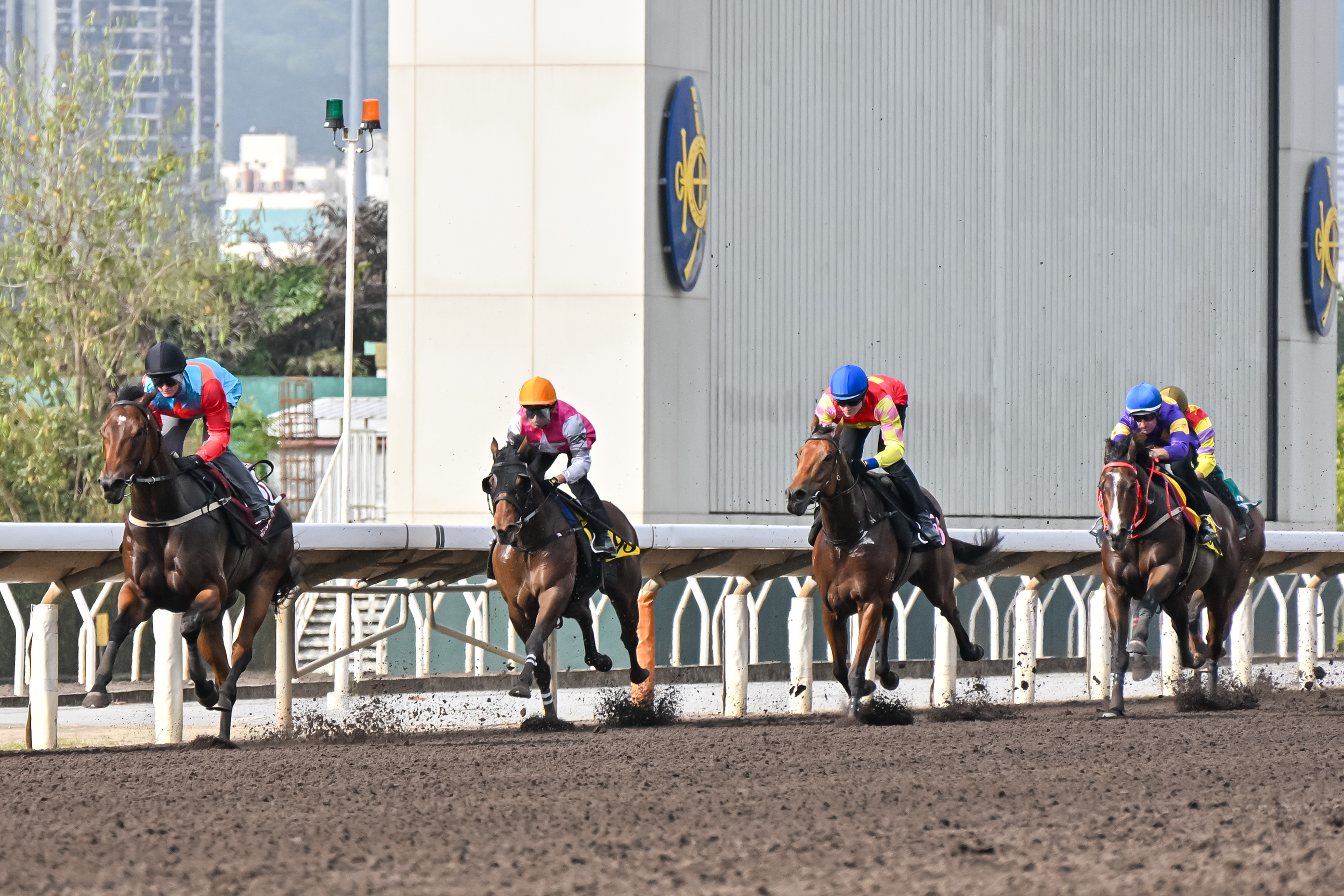 「嘉應高昇」今早（4月17日）在沙田試閘時拋離「祝願」率先衝線。